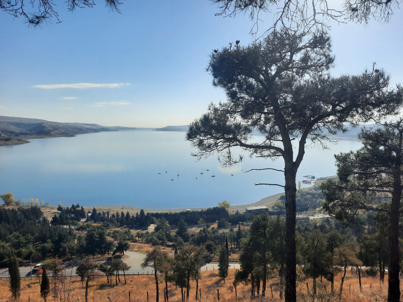 Jezero kod spomenika Hronika Gruzije